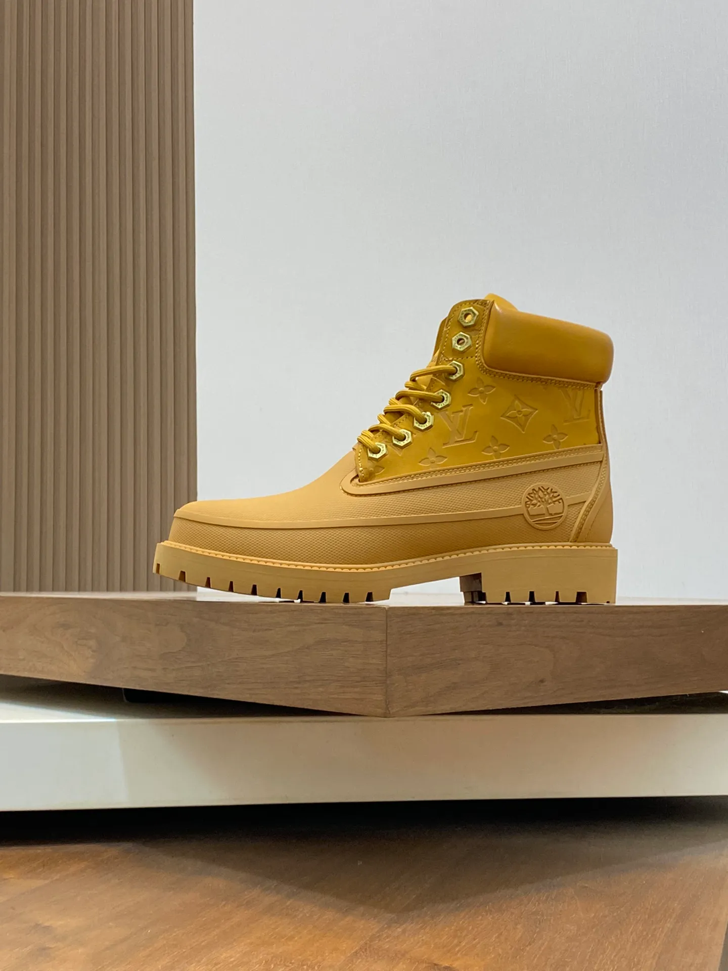 💰760 Top LV x Timberland Timberland co-branded presbyopic rhubarb boots, ankle boots, short boots, LV x Timberland ankle boots are made of Monogram embossed waterproof nubuck cow leather, relying on the brand's exquisite craftsmanship to carefully reshape the classic Timberland 6-inch boot shape in Italy, and make an eye-catching appearance in the 2025 autumn and winter men's wear show created by Pharrell Williams with American workwear style. The Monogram embossed tongue, original Timberland laces and outsole are exquisite details, the leather label expresses the cooperation logo, and the delivery counter is exquisitely packaged! Math 39-44 (order 45)